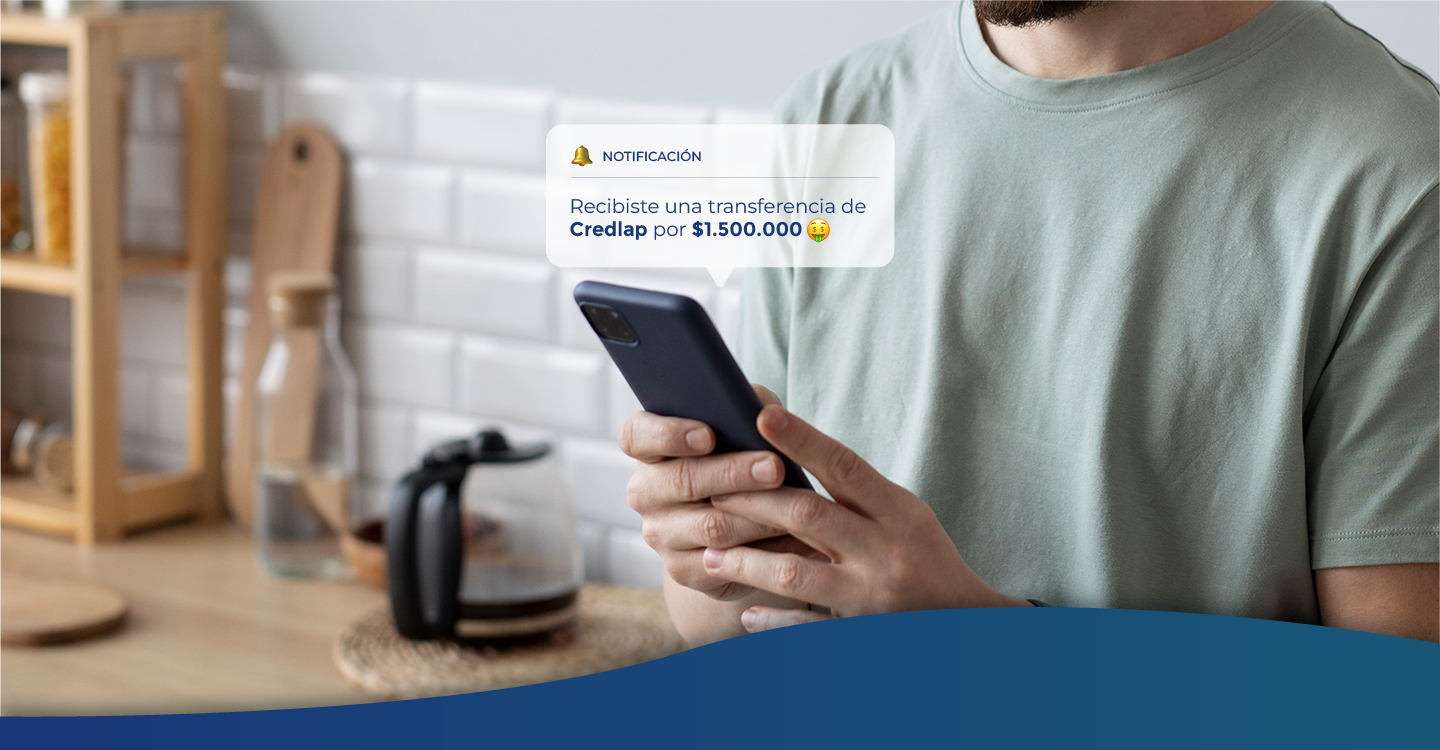 Persona recibiendo una transferencia de Credlap en su celular
